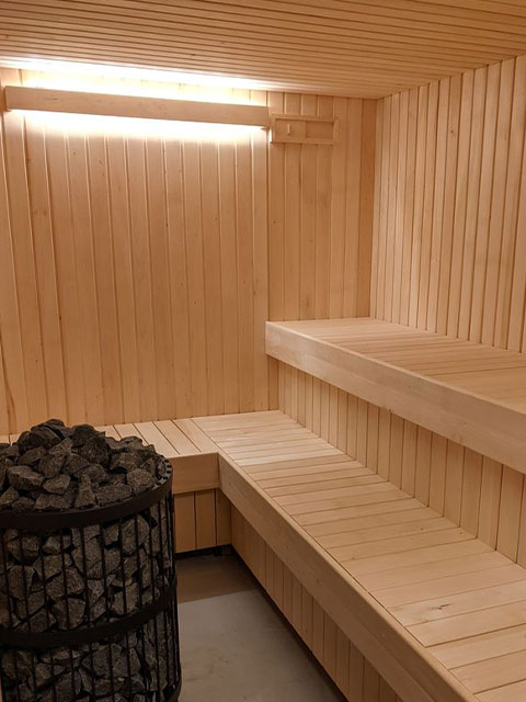 Stor udendørs sauna til privat poolområde