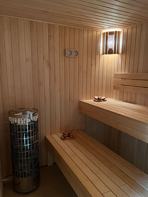 Stor privat sauna med kraftig saunaovn